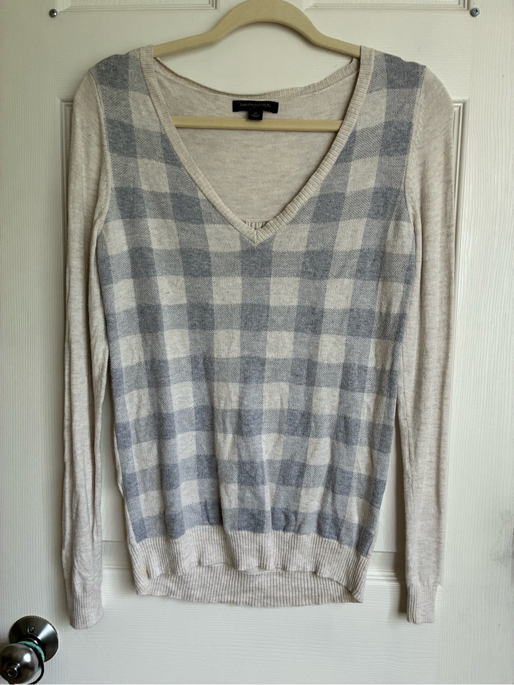 Size M Banana Republic Women’s V-Neck Plaid Sweater - Gray & Cream
